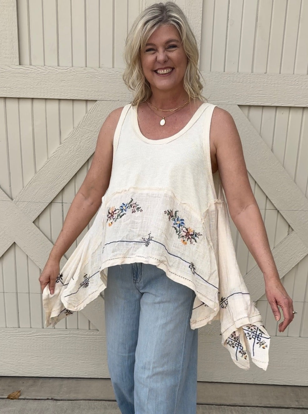 Embroidery Sleeveless Top